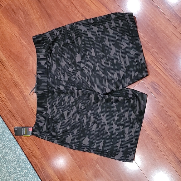 NWT Men's size 42 Under Armour board shorts